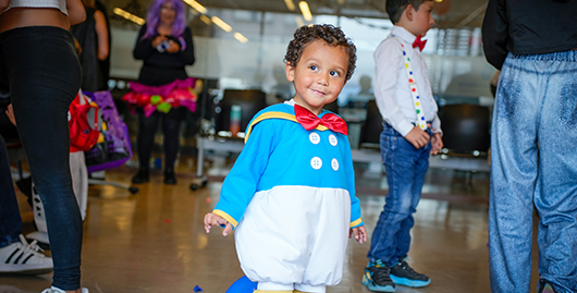 niño disfrazado de pato donald sonriendo