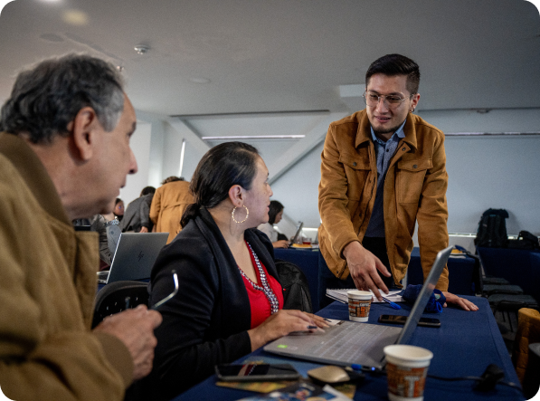 foto de personas en una reunión laboral