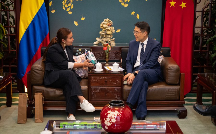 foto personas en embajada de china