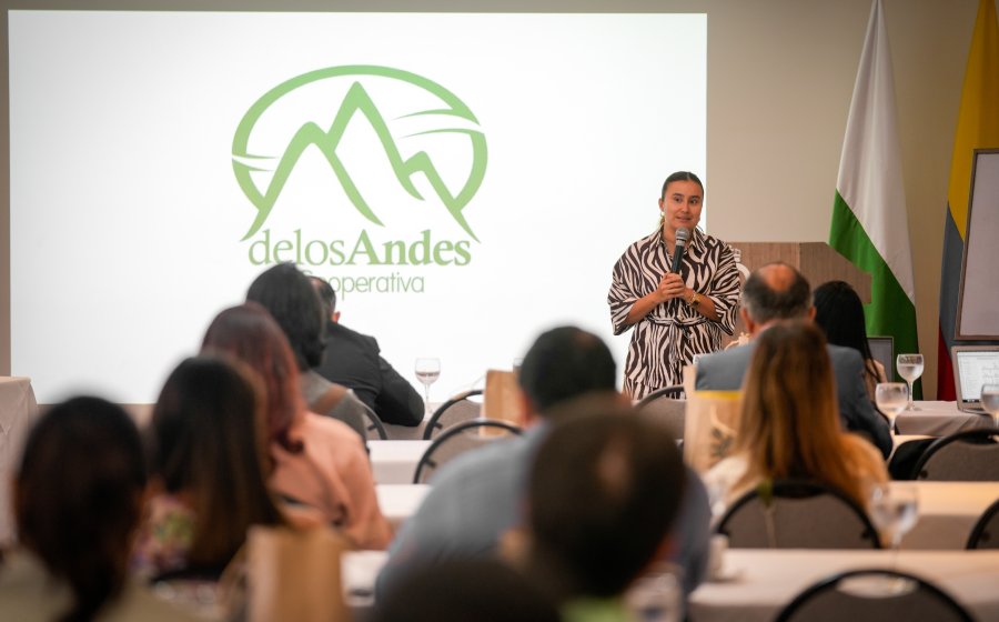 Foto en el Acuerdo de Salvamento Cooperativa Cafetera de los Andes 