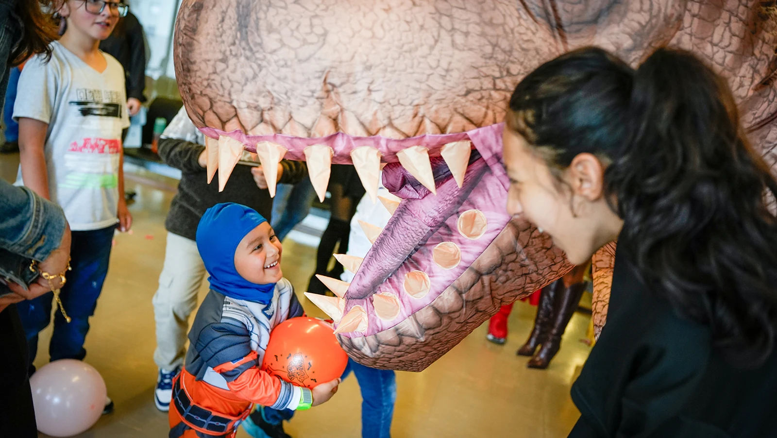 niño sonriendo en fiesta de halloween